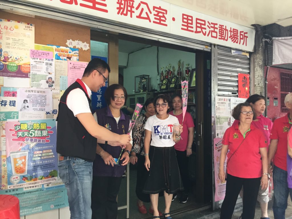 Taiwanese public office candidate on hsieh-piao tour